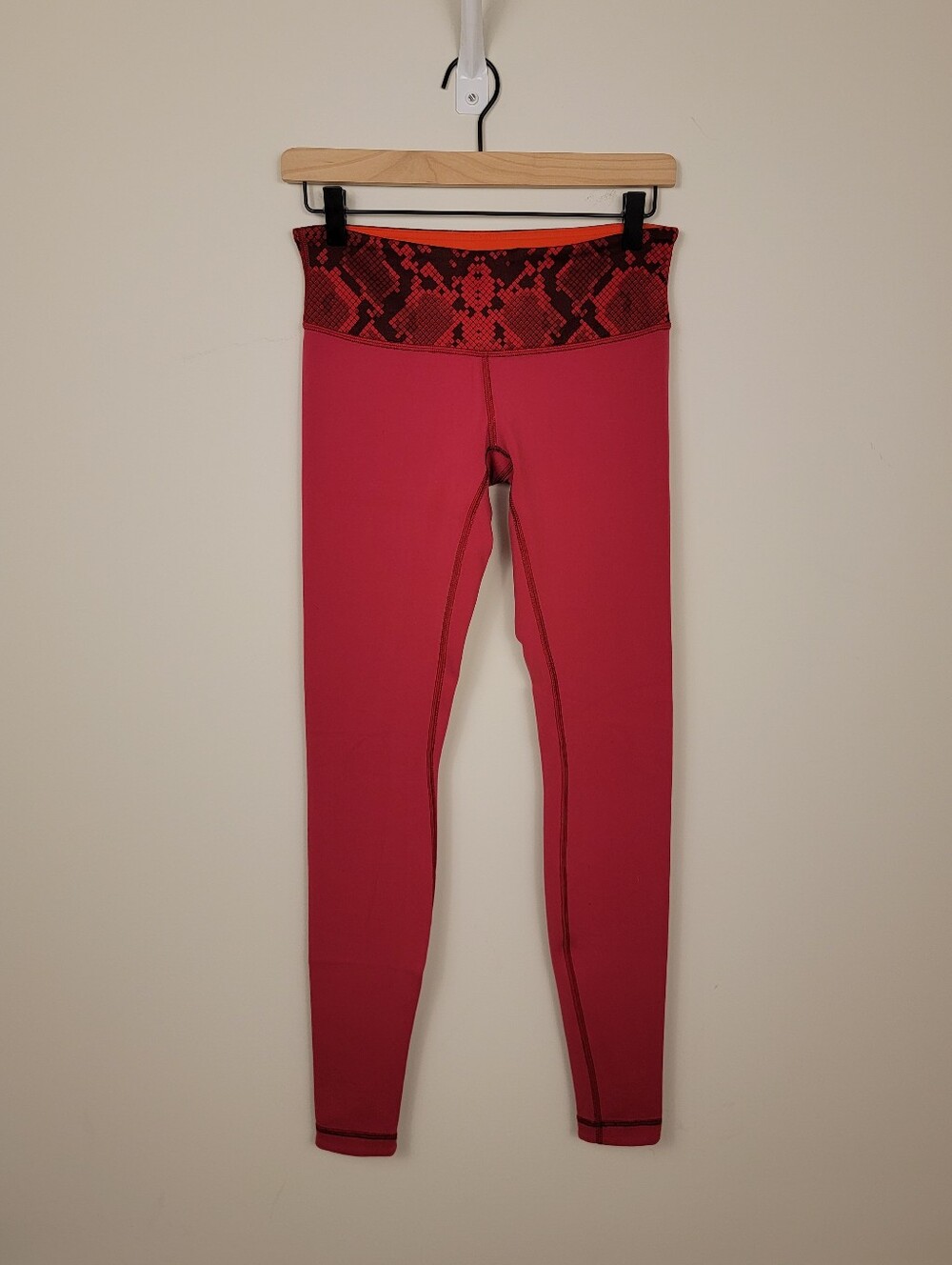 Lululemon Wunder Under Reversible Tight Cranberry Alarming Snake Print Size 6